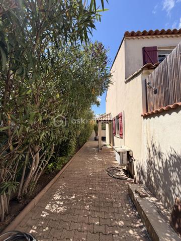 Aigues-Mortes, quartier les Boudres, à quelques enjambées des remparts....
Je vous invite à découvrir cette lumineuse villa de 100 m2 environ, avec ses 3 chambres, son joli jardin et son garage.
Située dans un quartier prisé de notre jolie cité médiévale, elle se compose d'une entrée, d'une grande cuisine équipée et aménagée ouverte sur un salon, salle à manger, un WC et un garage avec coin buanderie.
 Une autre place de stationnement couverte par un carport, est à votre disposition.
L'étage dessert 3 belles chambres avec dressing, une salle d'eau et bains avec fenêtre et un 2nd WC.
Les extérieurs ? une belle terrasse pour déjeuner en famille, un joli jardin arboré (piscinable) et un coin détente à l'ombre du palmier pour refaire le monde en famille ou entre amis...
Double vitrage, climatisation et chauffage électrique, forage etc .... sont autant d'atouts qui sauront vous séduire.
Alors, on visite ?