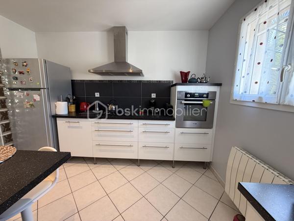 Aigues-Mortes, quartier les Boudres, à quelques enjambées des remparts....
Je vous invite à découvrir cette lumineuse villa de 100 m2 environ, avec ses 3 chambres, son joli jardin et son garage.
Située dans un quartier prisé de notre jolie cité médiévale, elle se compose d'une entrée, d'une grande cuisine équipée et aménagée ouverte sur un salon, salle à manger, un WC et un garage avec coin buanderie.
 Une autre place de stationnement couverte par un carport, est à votre disposition.
L'étage dessert 3 belles chambres avec dressing, une salle d'eau et bains avec fenêtre et un 2nd WC.
Les extérieurs ? une belle terrasse pour déjeuner en famille, un joli jardin arboré (piscinable) et un coin détente à l'ombre du palmier pour refaire le monde en famille ou entre amis...
Double vitrage, climatisation et chauffage électrique, forage etc .... sont autant d'atouts qui sauront vous séduire.
Alors, on visite ?