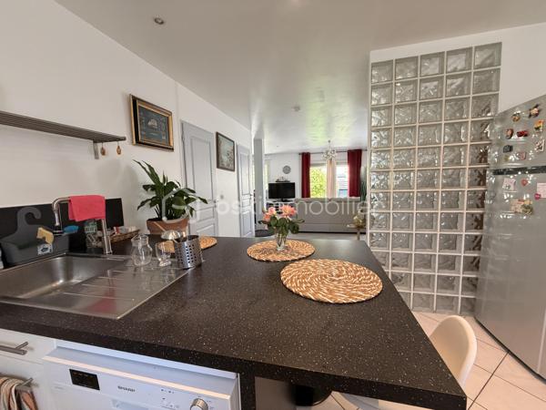 Aigues-Mortes, quartier les Boudres, à quelques enjambées des remparts....
Je vous invite à découvrir cette lumineuse villa de 100 m2 environ, avec ses 3 chambres, son joli jardin et son garage.
Située dans un quartier prisé de notre jolie cité médiévale, elle se compose d'une entrée, d'une grande cuisine équipée et aménagée ouverte sur un salon, salle à manger, un WC et un garage avec coin buanderie.
 Une autre place de stationnement couverte par un carport, est à votre disposition.
L'étage dessert 3 belles chambres avec dressing, une salle d'eau et bains avec fenêtre et un 2nd WC.
Les extérieurs ? une belle terrasse pour déjeuner en famille, un joli jardin arboré (piscinable) et un coin détente à l'ombre du palmier pour refaire le monde en famille ou entre amis...
Double vitrage, climatisation et chauffage électrique, forage etc .... sont autant d'atouts qui sauront vous séduire.
Alors, on visite ?