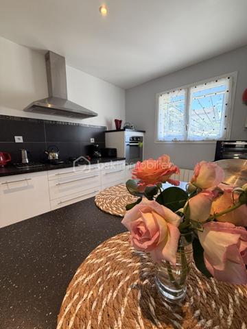 Aigues-Mortes, quartier les Boudres, à quelques enjambées des remparts....
Je vous invite à découvrir cette lumineuse villa de 100 m2 environ, avec ses 3 chambres, son joli jardin et son garage.
Située dans un quartier prisé de notre jolie cité médiévale, elle se compose d'une entrée, d'une grande cuisine équipée et aménagée ouverte sur un salon, salle à manger, un WC et un garage avec coin buanderie.
 Une autre place de stationnement couverte par un carport, est à votre disposition.
L'étage dessert 3 belles chambres avec dressing, une salle d'eau et bains avec fenêtre et un 2nd WC.
Les extérieurs ? une belle terrasse pour déjeuner en famille, un joli jardin arboré (piscinable) et un coin détente à l'ombre du palmier pour refaire le monde en famille ou entre amis...
Double vitrage, climatisation et chauffage électrique, forage etc .... sont autant d'atouts qui sauront vous séduire.
Alors, on visite ?