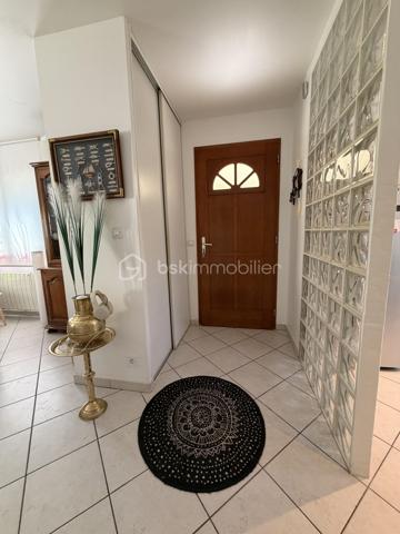 Aigues-Mortes, quartier les Boudres, à quelques enjambées des remparts....
Je vous invite à découvrir cette lumineuse villa de 100 m2 environ, avec ses 3 chambres, son joli jardin et son garage.
Située dans un quartier prisé de notre jolie cité médiévale, elle se compose d'une entrée, d'une grande cuisine équipée et aménagée ouverte sur un salon, salle à manger, un WC et un garage avec coin buanderie.
 Une autre place de stationnement couverte par un carport, est à votre disposition.
L'étage dessert 3 belles chambres avec dressing, une salle d'eau et bains avec fenêtre et un 2nd WC.
Les extérieurs ? une belle terrasse pour déjeuner en famille, un joli jardin arboré (piscinable) et un coin détente à l'ombre du palmier pour refaire le monde en famille ou entre amis...
Double vitrage, climatisation et chauffage électrique, forage etc .... sont autant d'atouts qui sauront vous séduire.
Alors, on visite ?