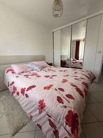 Aigues-Mortes, quartier les Boudres, à quelques enjambées des remparts....
Je vous invite à découvrir cette lumineuse villa de 100 m2 environ, avec ses 3 chambres, son joli jardin et son garage.
Située dans un quartier prisé de notre jolie cité médiévale, elle se compose d'une entrée, d'une grande cuisine équipée et aménagée ouverte sur un salon, salle à manger, un WC et un garage avec coin buanderie.
 Une autre place de stationnement couverte par un carport, est à votre disposition.
L'étage dessert 3 belles chambres avec dressing, une salle d'eau et bains avec fenêtre et un 2nd WC.
Les extérieurs ? une belle terrasse pour déjeuner en famille, un joli jardin arboré (piscinable) et un coin détente à l'ombre du palmier pour refaire le monde en famille ou entre amis...
Double vitrage, climatisation et chauffage électrique, forage etc .... sont autant d'atouts qui sauront vous séduire.
Alors, on visite ?