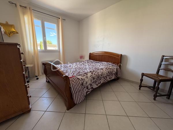 Aigues-Mortes, quartier les Boudres, à quelques enjambées des remparts....
Je vous invite à découvrir cette lumineuse villa de 100 m2 environ, avec ses 3 chambres, son joli jardin et son garage.
Située dans un quartier prisé de notre jolie cité médiévale, elle se compose d'une entrée, d'une grande cuisine équipée et aménagée ouverte sur un salon, salle à manger, un WC et un garage avec coin buanderie.
 Une autre place de stationnement couverte par un carport, est à votre disposition.
L'étage dessert 3 belles chambres avec dressing, une salle d'eau et bains avec fenêtre et un 2nd WC.
Les extérieurs ? une belle terrasse pour déjeuner en famille, un joli jardin arboré (piscinable) et un coin détente à l'ombre du palmier pour refaire le monde en famille ou entre amis...
Double vitrage, climatisation et chauffage électrique, forage etc .... sont autant d'atouts qui sauront vous séduire.
Alors, on visite ?