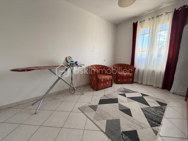 Aigues-Mortes, quartier les Boudres, à quelques enjambées des remparts....
Je vous invite à découvrir cette lumineuse villa de 100 m2 environ, avec ses 3 chambres, son joli jardin et son garage.
Située dans un quartier prisé de notre jolie cité médiévale, elle se compose d'une entrée, d'une grande cuisine équipée et aménagée ouverte sur un salon, salle à manger, un WC et un garage avec coin buanderie.
 Une autre place de stationnement couverte par un carport, est à votre disposition.
L'étage dessert 3 belles chambres avec dressing, une salle d'eau et bains avec fenêtre et un 2nd WC.
Les extérieurs ? une belle terrasse pour déjeuner en famille, un joli jardin arboré (piscinable) et un coin détente à l'ombre du palmier pour refaire le monde en famille ou entre amis...
Double vitrage, climatisation et chauffage électrique, forage etc .... sont autant d'atouts qui sauront vous séduire.
Alors, on visite ?