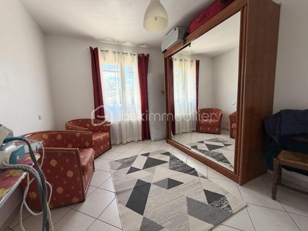 Aigues-Mortes, quartier les Boudres, à quelques enjambées des remparts....
Je vous invite à découvrir cette lumineuse villa de 100 m2 environ, avec ses 3 chambres, son joli jardin et son garage.
Située dans un quartier prisé de notre jolie cité médiévale, elle se compose d'une entrée, d'une grande cuisine équipée et aménagée ouverte sur un salon, salle à manger, un WC et un garage avec coin buanderie.
 Une autre place de stationnement couverte par un carport, est à votre disposition.
L'étage dessert 3 belles chambres avec dressing, une salle d'eau et bains avec fenêtre et un 2nd WC.
Les extérieurs ? une belle terrasse pour déjeuner en famille, un joli jardin arboré (piscinable) et un coin détente à l'ombre du palmier pour refaire le monde en famille ou entre amis...
Double vitrage, climatisation et chauffage électrique, forage etc .... sont autant d'atouts qui sauront vous séduire.
Alors, on visite ?