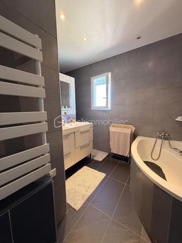 Aigues-Mortes, quartier les Boudres, à quelques enjambées des remparts....
Je vous invite à découvrir cette lumineuse villa de 100 m2 environ, avec ses 3 chambres, son joli jardin et son garage.
Située dans un quartier prisé de notre jolie cité médiévale, elle se compose d'une entrée, d'une grande cuisine équipée et aménagée ouverte sur un salon, salle à manger, un WC et un garage avec coin buanderie.
 Une autre place de stationnement couverte par un carport, est à votre disposition.
L'étage dessert 3 belles chambres avec dressing, une salle d'eau et bains avec fenêtre et un 2nd WC.
Les extérieurs ? une belle terrasse pour déjeuner en famille, un joli jardin arboré (piscinable) et un coin détente à l'ombre du palmier pour refaire le monde en famille ou entre amis...
Double vitrage, climatisation et chauffage électrique, forage etc .... sont autant d'atouts qui sauront vous séduire.
Alors, on visite ?