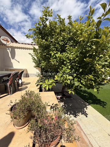 Aigues-Mortes, quartier les Boudres, à quelques enjambées des remparts....
Je vous invite à découvrir cette lumineuse villa de 100 m2 environ, avec ses 3 chambres, son joli jardin et son garage.
Située dans un quartier prisé de notre jolie cité médiévale, elle se compose d'une entrée, d'une grande cuisine équipée et aménagée ouverte sur un salon, salle à manger, un WC et un garage avec coin buanderie.
 Une autre place de stationnement couverte par un carport, est à votre disposition.
L'étage dessert 3 belles chambres avec dressing, une salle d'eau et bains avec fenêtre et un 2nd WC.
Les extérieurs ? une belle terrasse pour déjeuner en famille, un joli jardin arboré (piscinable) et un coin détente à l'ombre du palmier pour refaire le monde en famille ou entre amis...
Double vitrage, climatisation et chauffage électrique, forage etc .... sont autant d'atouts qui sauront vous séduire.
Alors, on visite ?