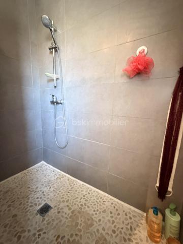 Aigues-Mortes, quartier les Boudres, à quelques enjambées des remparts....
Je vous invite à découvrir cette lumineuse villa de 100 m2 environ, avec ses 3 chambres, son joli jardin et son garage.
Située dans un quartier prisé de notre jolie cité médiévale, elle se compose d'une entrée, d'une grande cuisine équipée et aménagée ouverte sur un salon, salle à manger, un WC et un garage avec coin buanderie.
 Une autre place de stationnement couverte par un carport, est à votre disposition.
L'étage dessert 3 belles chambres avec dressing, une salle d'eau et bains avec fenêtre et un 2nd WC.
Les extérieurs ? une belle terrasse pour déjeuner en famille, un joli jardin arboré (piscinable) et un coin détente à l'ombre du palmier pour refaire le monde en famille ou entre amis...
Double vitrage, climatisation et chauffage électrique, forage etc .... sont autant d'atouts qui sauront vous séduire.
Alors, on visite ?