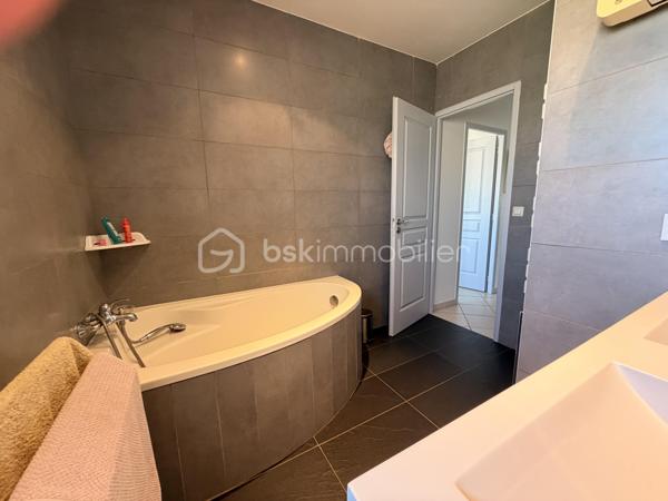 Aigues-Mortes, quartier les Boudres, à quelques enjambées des remparts....
Je vous invite à découvrir cette lumineuse villa de 100 m2 environ, avec ses 3 chambres, son joli jardin et son garage.
Située dans un quartier prisé de notre jolie cité médiévale, elle se compose d'une entrée, d'une grande cuisine équipée et aménagée ouverte sur un salon, salle à manger, un WC et un garage avec coin buanderie.
 Une autre place de stationnement couverte par un carport, est à votre disposition.
L'étage dessert 3 belles chambres avec dressing, une salle d'eau et bains avec fenêtre et un 2nd WC.
Les extérieurs ? une belle terrasse pour déjeuner en famille, un joli jardin arboré (piscinable) et un coin détente à l'ombre du palmier pour refaire le monde en famille ou entre amis...
Double vitrage, climatisation et chauffage électrique, forage etc .... sont autant d'atouts qui sauront vous séduire.
Alors, on visite ?