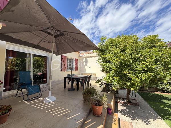 Aigues-Mortes, quartier les Boudres, à quelques enjambées des remparts....
Je vous invite à découvrir cette lumineuse villa de 100 m2 environ, avec ses 3 chambres, son joli jardin et son garage.
Située dans un quartier prisé de notre jolie cité médiévale, elle se compose d'une entrée, d'une grande cuisine équipée et aménagée ouverte sur un salon, salle à manger, un WC et un garage avec coin buanderie.
 Une autre place de stationnement couverte par un carport, est à votre disposition.
L'étage dessert 3 belles chambres avec dressing, une salle d'eau et bains avec fenêtre et un 2nd WC.
Les extérieurs ? une belle terrasse pour déjeuner en famille, un joli jardin arboré (piscinable) et un coin détente à l'ombre du palmier pour refaire le monde en famille ou entre amis...
Double vitrage, climatisation et chauffage électrique, forage etc .... sont autant d'atouts qui sauront vous séduire.
Alors, on visite ?