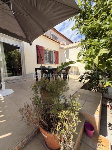 Aigues-Mortes, quartier les Boudres, à quelques enjambées des remparts....
Je vous invite à découvrir cette lumineuse villa de 100 m2 environ, avec ses 3 chambres, son joli jardin et son garage.
Située dans un quartier prisé de notre jolie cité médiévale, elle se compose d'une entrée, d'une grande cuisine équipée et aménagée ouverte sur un salon, salle à manger, un WC et un garage avec coin buanderie.
 Une autre place de stationnement couverte par un carport, est à votre disposition.
L'étage dessert 3 belles chambres avec dressing, une salle d'eau et bains avec fenêtre et un 2nd WC.
Les extérieurs ? une belle terrasse pour déjeuner en famille, un joli jardin arboré (piscinable) et un coin détente à l'ombre du palmier pour refaire le monde en famille ou entre amis...
Double vitrage, climatisation et chauffage électrique, forage etc .... sont autant d'atouts qui sauront vous séduire.
Alors, on visite ?