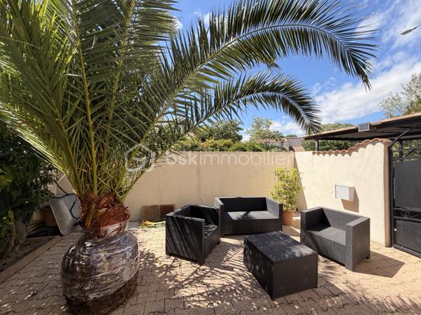Aigues-Mortes, quartier les Boudres, à quelques enjambées des remparts....
Je vous invite à découvrir cette lumineuse villa de 100 m2 environ, avec ses 3 chambres, son joli jardin et son garage.
Située dans un quartier prisé de notre jolie cité médiévale, elle se compose d'une entrée, d'une grande cuisine équipée et aménagée ouverte sur un salon, salle à manger, un WC et un garage avec coin buanderie.
 Une autre place de stationnement couverte par un carport, est à votre disposition.
L'étage dessert 3 belles chambres avec dressing, une salle d'eau et bains avec fenêtre et un 2nd WC.
Les extérieurs ? une belle terrasse pour déjeuner en famille, un joli jardin arboré (piscinable) et un coin détente à l'ombre du palmier pour refaire le monde en famille ou entre amis...
Double vitrage, climatisation et chauffage électrique, forage etc .... sont autant d'atouts qui sauront vous séduire.
Alors, on visite ?