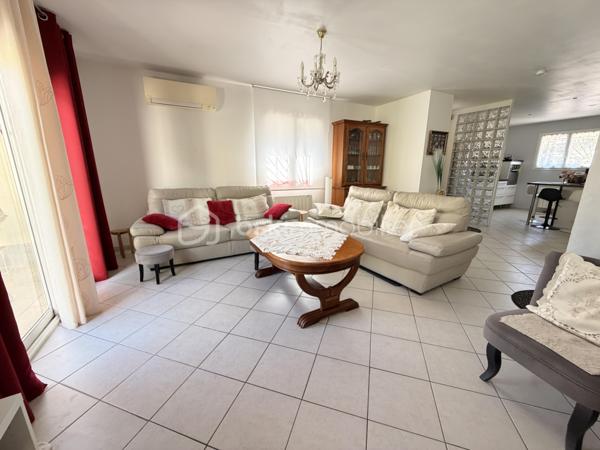 Aigues-Mortes, quartier les Boudres, à quelques enjambées des remparts....
Je vous invite à découvrir cette lumineuse villa de 100 m2 environ, avec ses 3 chambres, son joli jardin et son garage.
Située dans un quartier prisé de notre jolie cité médiévale, elle se compose d'une entrée, d'une grande cuisine équipée et aménagée ouverte sur un salon, salle à manger, un WC et un garage avec coin buanderie.
 Une autre place de stationnement couverte par un carport, est à votre disposition.
L'étage dessert 3 belles chambres avec dressing, une salle d'eau et bains avec fenêtre et un 2nd WC.
Les extérieurs ? une belle terrasse pour déjeuner en famille, un joli jardin arboré (piscinable) et un coin détente à l'ombre du palmier pour refaire le monde en famille ou entre amis...
Double vitrage, climatisation et chauffage électrique, forage etc .... sont autant d'atouts qui sauront vous séduire.
Alors, on visite ?