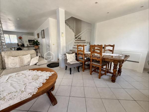 Aigues-Mortes, quartier les Boudres, à quelques enjambées des remparts....
Je vous invite à découvrir cette lumineuse villa de 100 m2 environ, avec ses 3 chambres, son joli jardin et son garage.
Située dans un quartier prisé de notre jolie cité médiévale, elle se compose d'une entrée, d'une grande cuisine équipée et aménagée ouverte sur un salon, salle à manger, un WC et un garage avec coin buanderie.
 Une autre place de stationnement couverte par un carport, est à votre disposition.
L'étage dessert 3 belles chambres avec dressing, une salle d'eau et bains avec fenêtre et un 2nd WC.
Les extérieurs ? une belle terrasse pour déjeuner en famille, un joli jardin arboré (piscinable) et un coin détente à l'ombre du palmier pour refaire le monde en famille ou entre amis...
Double vitrage, climatisation et chauffage électrique, forage etc .... sont autant d'atouts qui sauront vous séduire.
Alors, on visite ?
