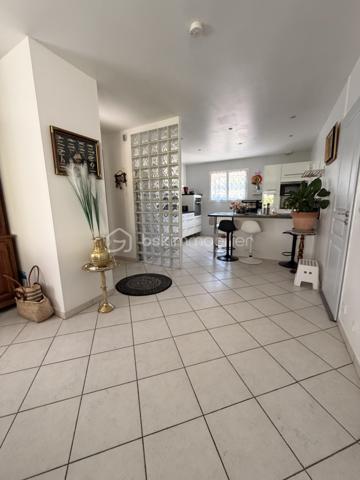Aigues-Mortes, quartier les Boudres, à quelques enjambées des remparts....
Je vous invite à découvrir cette lumineuse villa de 100 m2 environ, avec ses 3 chambres, son joli jardin et son garage.
Située dans un quartier prisé de notre jolie cité médiévale, elle se compose d'une entrée, d'une grande cuisine équipée et aménagée ouverte sur un salon, salle à manger, un WC et un garage avec coin buanderie.
 Une autre place de stationnement couverte par un carport, est à votre disposition.
L'étage dessert 3 belles chambres avec dressing, une salle d'eau et bains avec fenêtre et un 2nd WC.
Les extérieurs ? une belle terrasse pour déjeuner en famille, un joli jardin arboré (piscinable) et un coin détente à l'ombre du palmier pour refaire le monde en famille ou entre amis...
Double vitrage, climatisation et chauffage électrique, forage etc .... sont autant d'atouts qui sauront vous séduire.
Alors, on visite ?