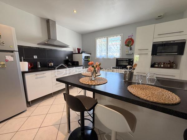 Aigues-Mortes, quartier les Boudres, à quelques enjambées des remparts....
Je vous invite à découvrir cette lumineuse villa de 100 m2 environ, avec ses 3 chambres, son joli jardin et son garage.
Située dans un quartier prisé de notre jolie cité médiévale, elle se compose d'une entrée, d'une grande cuisine équipée et aménagée ouverte sur un salon, salle à manger, un WC et un garage avec coin buanderie.
 Une autre place de stationnement couverte par un carport, est à votre disposition.
L'étage dessert 3 belles chambres avec dressing, une salle d'eau et bains avec fenêtre et un 2nd WC.
Les extérieurs ? une belle terrasse pour déjeuner en famille, un joli jardin arboré (piscinable) et un coin détente à l'ombre du palmier pour refaire le monde en famille ou entre amis...
Double vitrage, climatisation et chauffage électrique, forage etc .... sont autant d'atouts qui sauront vous séduire.
Alors, on visite ?
