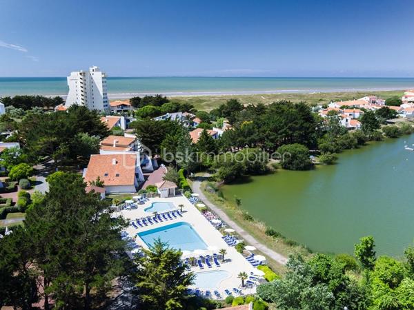 Au sein de la résidence Belambra Les Grands Espaces située à Saint-Jean-de-Monts, à quelques pas de la plage, des dunes et de la forêt domaniale des Pays de Monts. 
Son emplacement privilégié en bord de mer, au cœur d’un parc paysager de 5 hectares entièrement piétonnier, ainsi que sa proximité avec les commerces et les nombreuses activités de la station balnéaire, constituent de véritables atouts pour les vacanciers.

Loyer annuel garanti : 5 379 € HT
Rentabilité brute : 7,03 %
Statut : LMNP (Loueur Meublé Non Professionnel)
Amortissement possible

Un investissement sécurisé et rentable, idéal pour constituer un patrimoine ou préparer votre retraite avec un revenu garanti.

Photos d’un bien type.
Opportunité à saisir rapidement !
