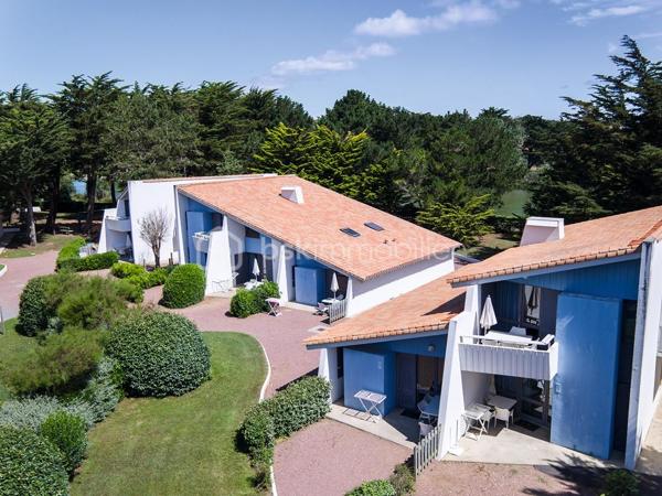Au sein de la résidence Belambra Les Grands Espaces située à Saint-Jean-de-Monts, à quelques pas de la plage, des dunes et de la forêt domaniale des Pays de Monts. 
Son emplacement privilégié en bord de mer, au cœur d’un parc paysager de 5 hectares entièrement piétonnier, ainsi que sa proximité avec les commerces et les nombreuses activités de la station balnéaire, constituent de véritables atouts pour les vacanciers.

Loyer annuel garanti : 5 379 € HT
Rentabilité brute : 7,03 %
Statut : LMNP (Loueur Meublé Non Professionnel)
Amortissement possible

Un investissement sécurisé et rentable, idéal pour constituer un patrimoine ou préparer votre retraite avec un revenu garanti.

Photos d’un bien type.
Opportunité à saisir rapidement !