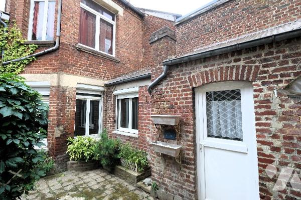 Exclusivité,
Idéal investisseur !
Spacieuse maison en centre-ville, 2 chambres, grenier aménageable.