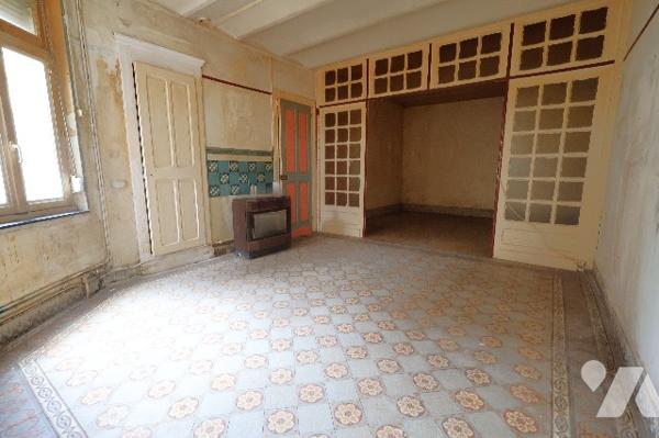 Exclusivité,
Idéal investisseur !
Spacieuse maison en centre-ville, 2 chambres, grenier aménageable.