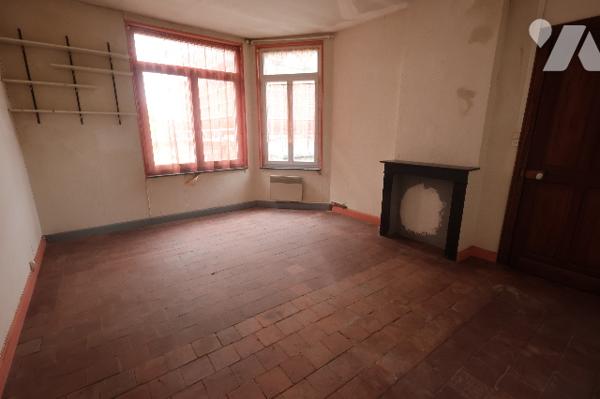 Exclusivité,
Idéal investisseur !
Spacieuse maison en centre-ville, 2 chambres, grenier aménageable.