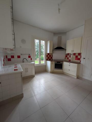 Sublime demeure bourgeoise d'une superficie de 240m² idéalement située au coeur du centre ville de Luzarches