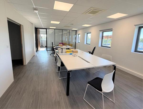 260 m² de bureaux climatisés et fonctionnel sur 2 étages. Disponible immédiatement