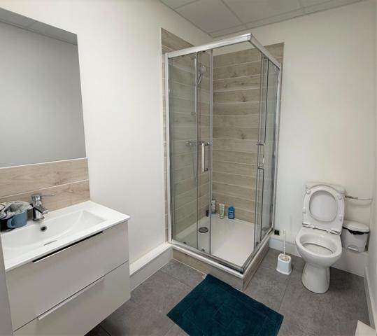 260 m² de bureaux climatisés et fonctionnel sur 2 étages. Disponible immédiatement