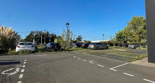 260 m² de bureaux climatisés et fonctionnel sur 2 étages. Disponible immédiatement