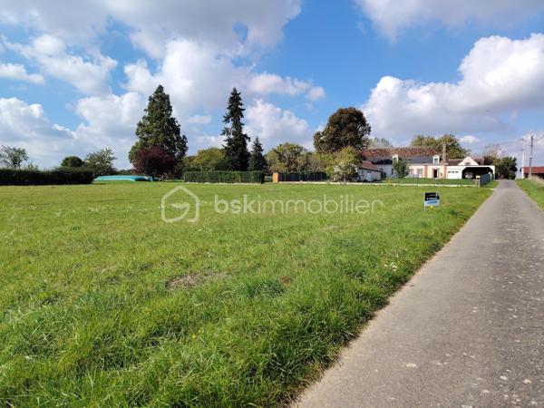 🌳 À saisir – Beau terrain constructible à Crotelles (37380) 🌳

BAISSE DE PRIX !!

Magnifique terrain de 592 m², situé au cœur de la charmante commune de Crotelles, vous profiterez d’un environnement paisible tout en restant à quelques minutes des commerces de Monnaie ou Château-Renault

Un autre terrain similaire est disponible à proximité d'une surface de 757 m², me consulter pour plus d'informations
Possibilité d'acquérir les deux parcelles pour en former une grande de 1349 m²

✨ Les atouts du terrain :

Superficie généreuse : 592 m² pour bâtir la maison de vos rêves
Environnement naturel et agréable, parfait pour les amoureux de tranquillité
Belle luminosité et bonne exposition 
Libre de tout constructeur

📍 Infos pratiques :

Terrain non viabilisé (raccordement aux réseaux à prévoir en bordure de route)
Accès facile à la parcelle
Terrain plat
Commune à proximité de Monnaie à 5 min, Amboise et de Tours nord à 20 min
Ecole primaire sur la commune
Belles balades à prévoir dans la vallée du Magdelon et ses chemins de randonnées à proximité

💡 Idéal pour un premier projet immobilier ou une résidence secondaire au vert.

👉 Ne manquez pas cette opportunité à Crotelles
