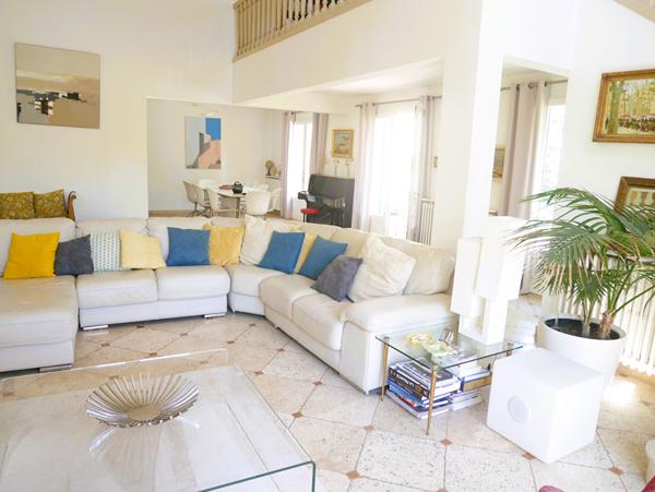 Villa T7 d'environ 243M2 sur parcelle de 2340 M2, proche Venelles et Puyricard