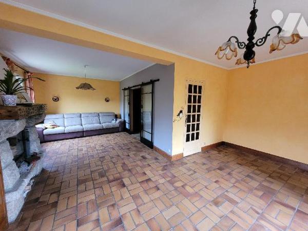 Située sur la côte d'Emeraude à DINARD, cette maison de 6 pièces, d'une surface de 189m², compr...