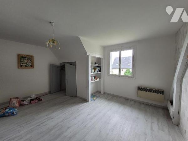 Située sur la côte d'Emeraude à DINARD, cette maison de 6 pièces, d'une surface de 189m², compr...