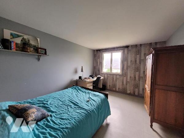 Située sur la côte d'Emeraude à DINARD, cette maison de 6 pièces, d'une surface de 189m², compr...