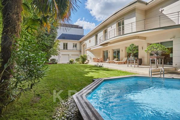 Maison d'architecte avec grand jardin et piscine en bord de Seine