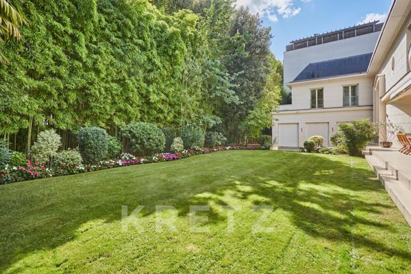 Maison d'architecte avec grand jardin et piscine en bord de Seine