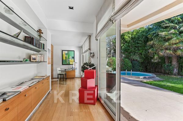 Maison d'architecte avec grand jardin et piscine en bord de Seine