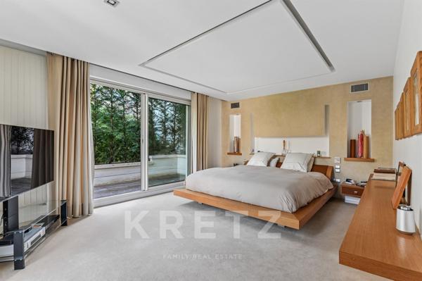 Maison d'architecte avec grand jardin et piscine en bord de Seine