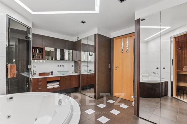 Maison d'architecte avec grand jardin et piscine en bord de Seine