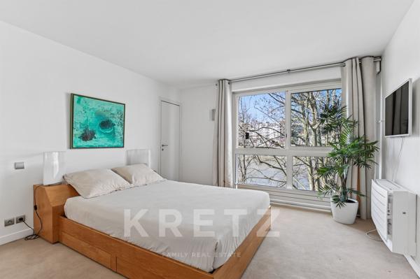 Maison d'architecte avec grand jardin et piscine en bord de Seine