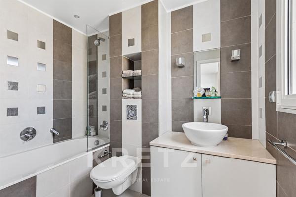 Maison d'architecte avec grand jardin et piscine en bord de Seine