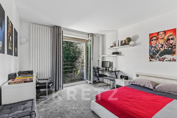 Maison d'architecte avec grand jardin et piscine en bord de Seine