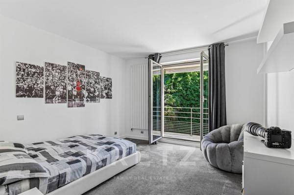 Maison d'architecte avec grand jardin et piscine en bord de Seine