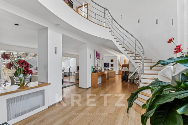 Maison d'architecte avec grand jardin et piscine en bord de Seine