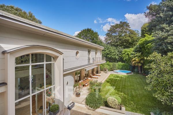 Maison d'architecte avec grand jardin et piscine en bord de Seine