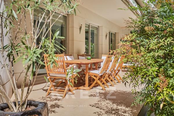 Maison d'architecte avec grand jardin et piscine en bord de Seine