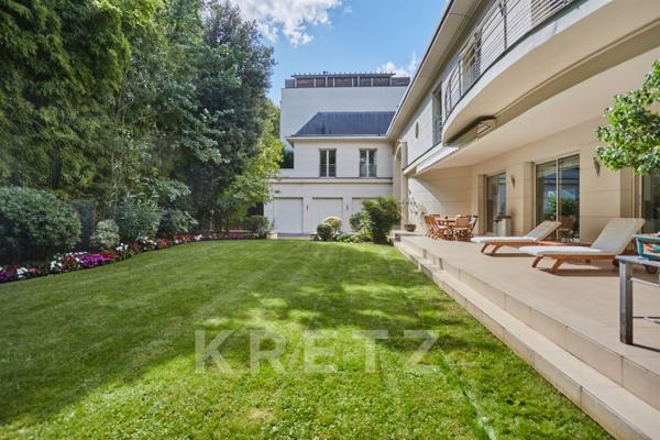Maison d'architecte avec grand jardin et piscine en bord de Seine