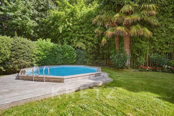 Maison d'architecte avec grand jardin et piscine en bord de Seine