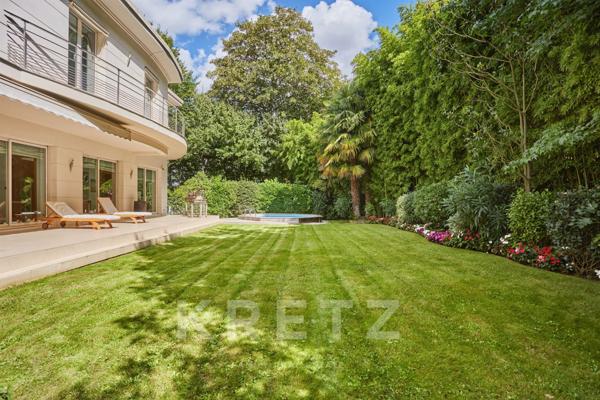Maison d'architecte avec grand jardin et piscine en bord de Seine