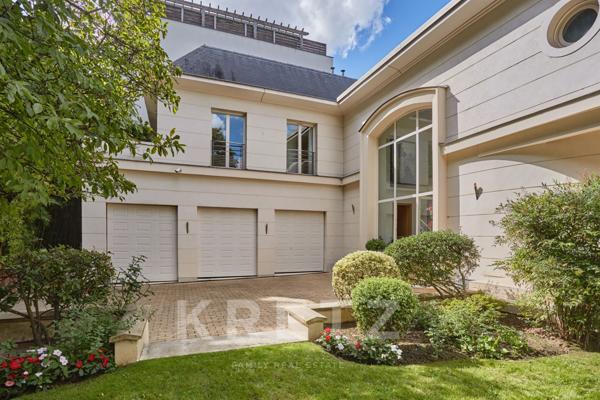 Maison d'architecte avec grand jardin et piscine en bord de Seine